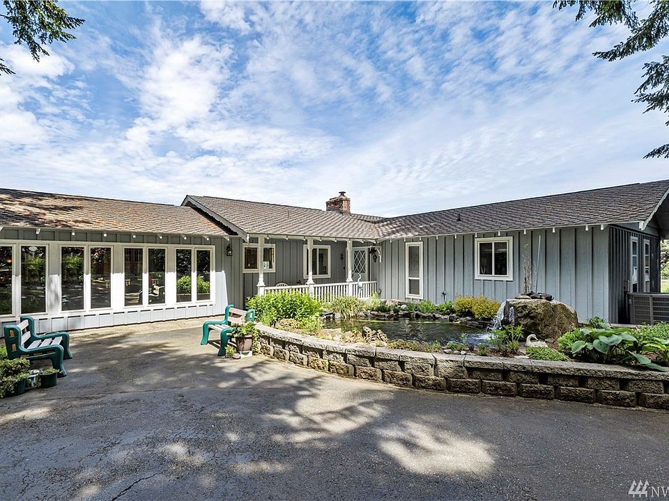 This country home invites you with its relaxing pond and gardens.