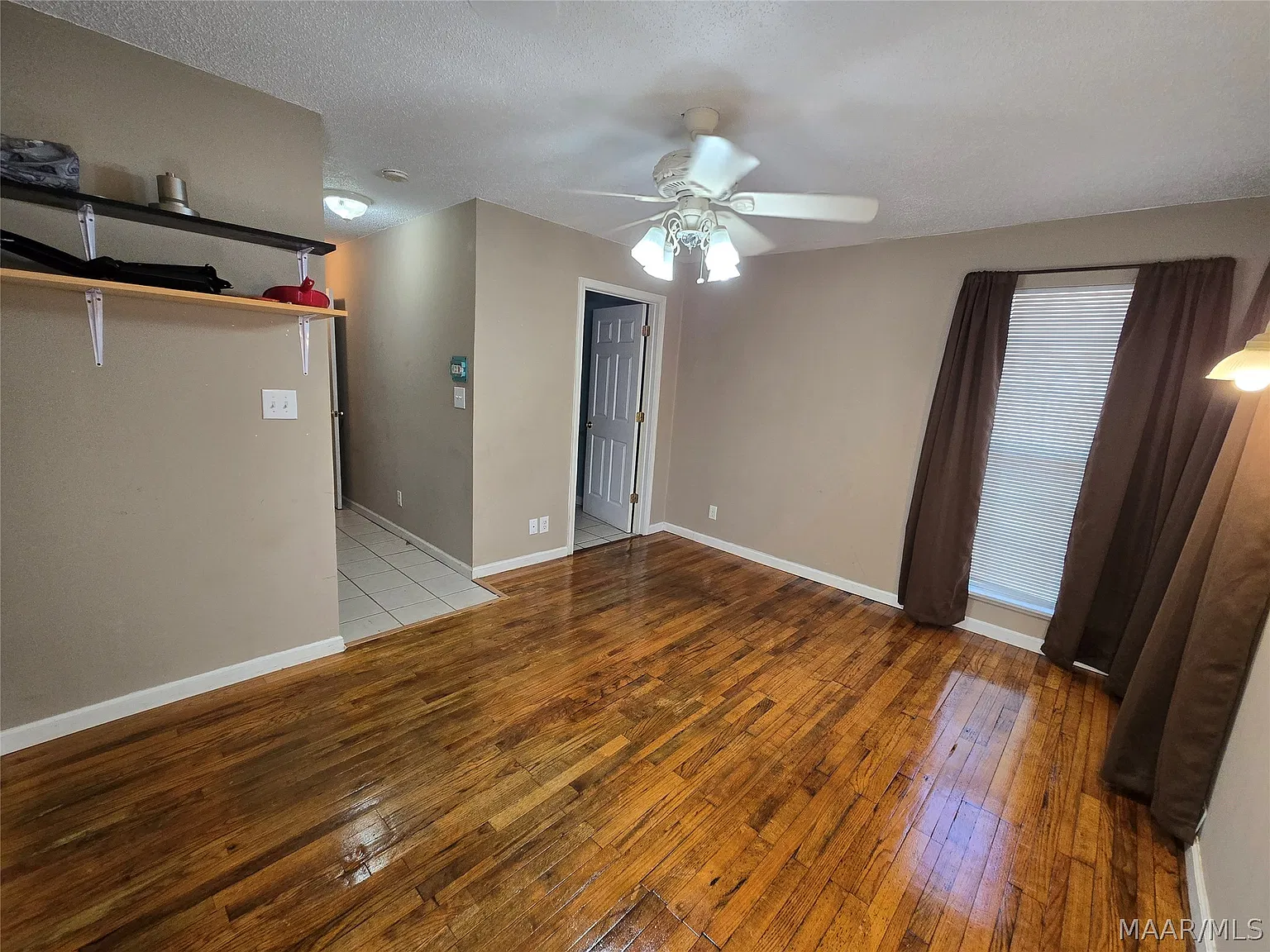 1 bed, 1.0 bath, 550 sqft, $1,050 — Photo 2