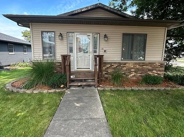 902 3rd St, Victor, IA 52347