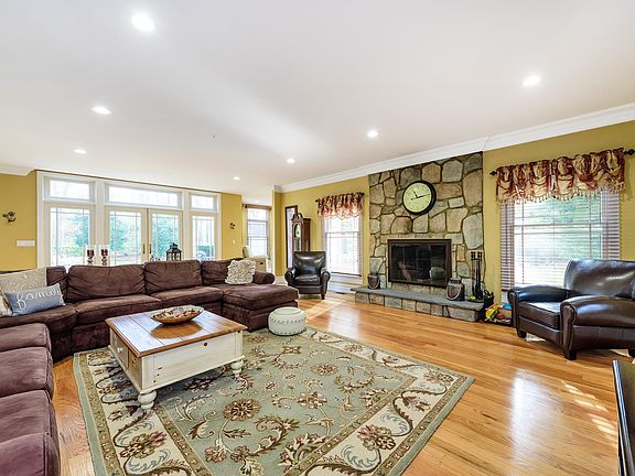 5th image of 19 Grouse Ln