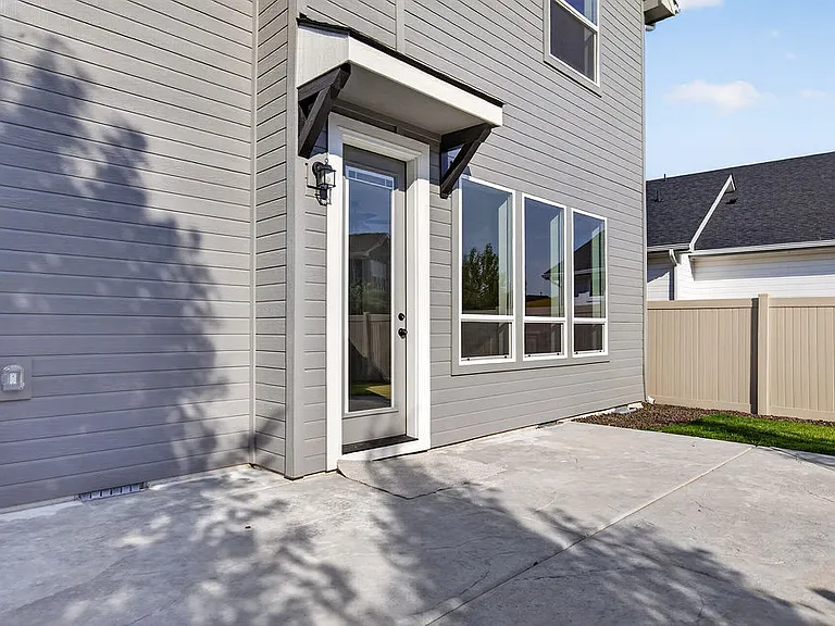 Large back patio with gas bbq supply