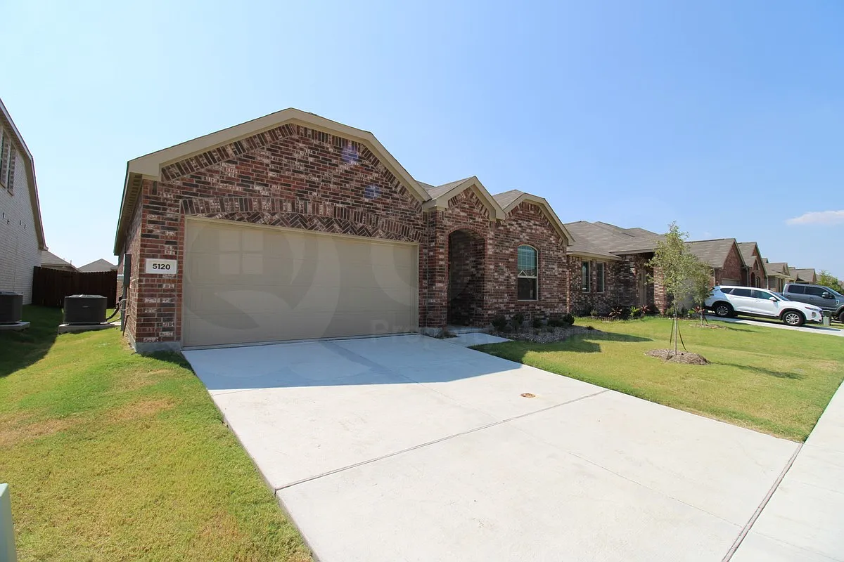 4 bed, 2.0 bath, 1881 sqft, $2,099 — Photo 2