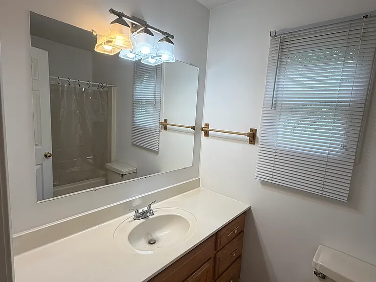 upstairs hall full bathroom