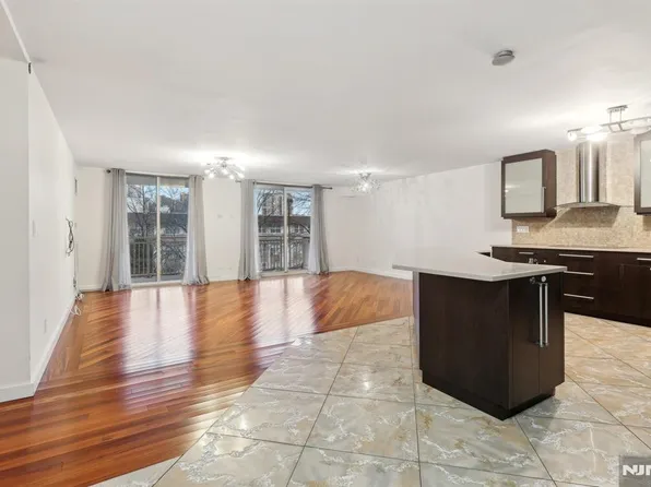 1077 River Rd APT 312, Edgewater, NJ 07020