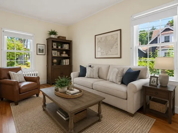 98 Pleasant St, Franklin, MA 02038