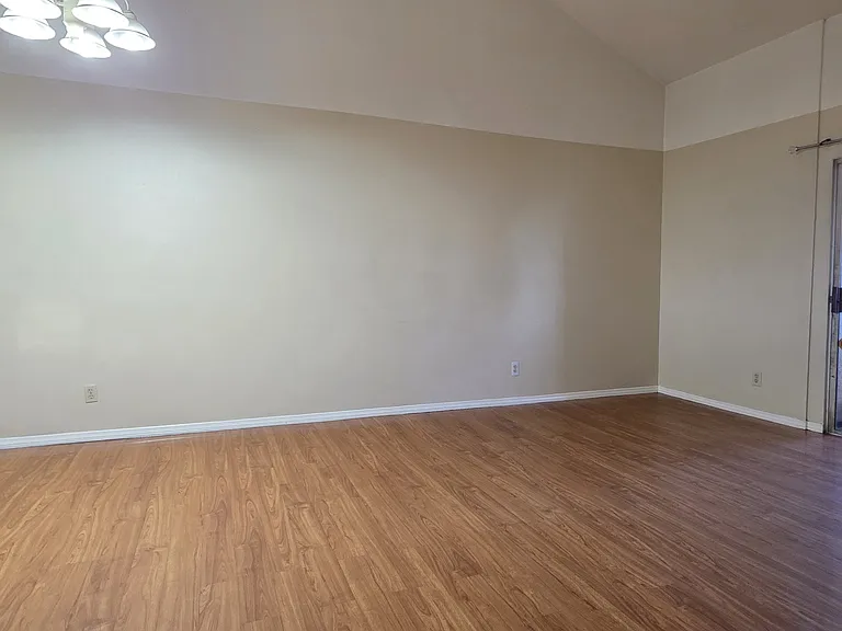 1026 Saint Louis Ave — Photo 4