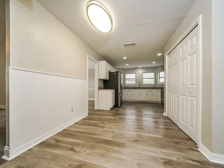 8801 Pine Forest Dr — Photo 6
