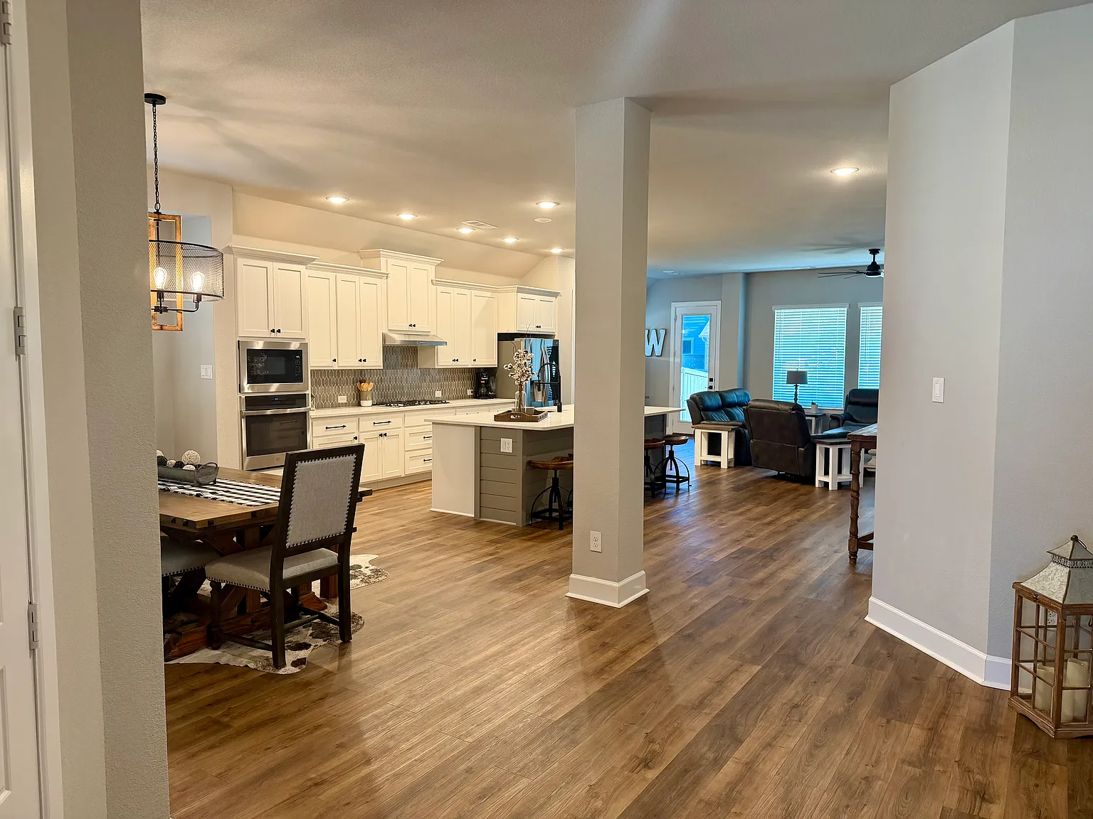 3 bed, 2206 sqft, $3,200 — Photo 2