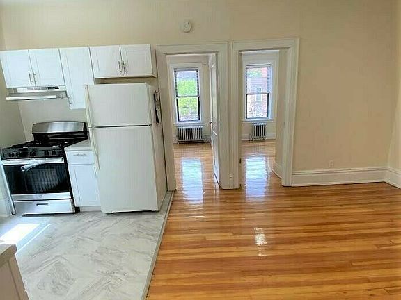 4th image of 25-70 42nd St #2RARE