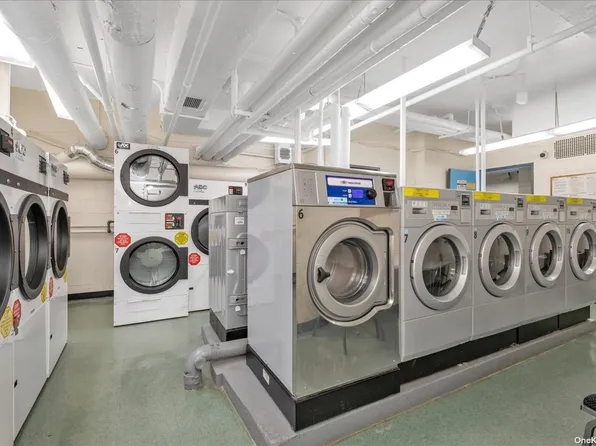 43-10 Kissena Boulevard image 17 of 22