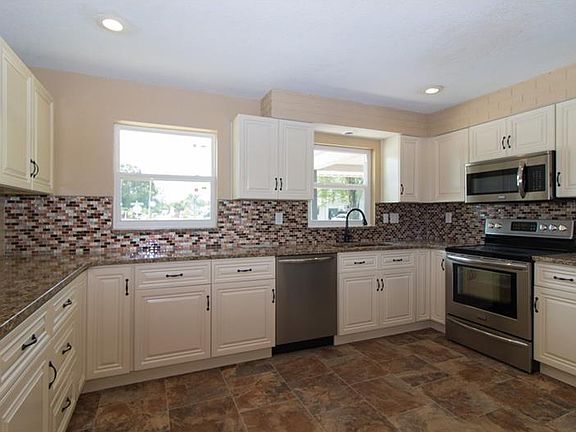 4th image of 930 San Salvador Dr