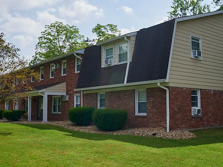 Slate Creek Apartments & Townhomes — Photo 15