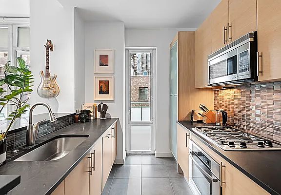 4th image of 325 5th Ave APT 18D