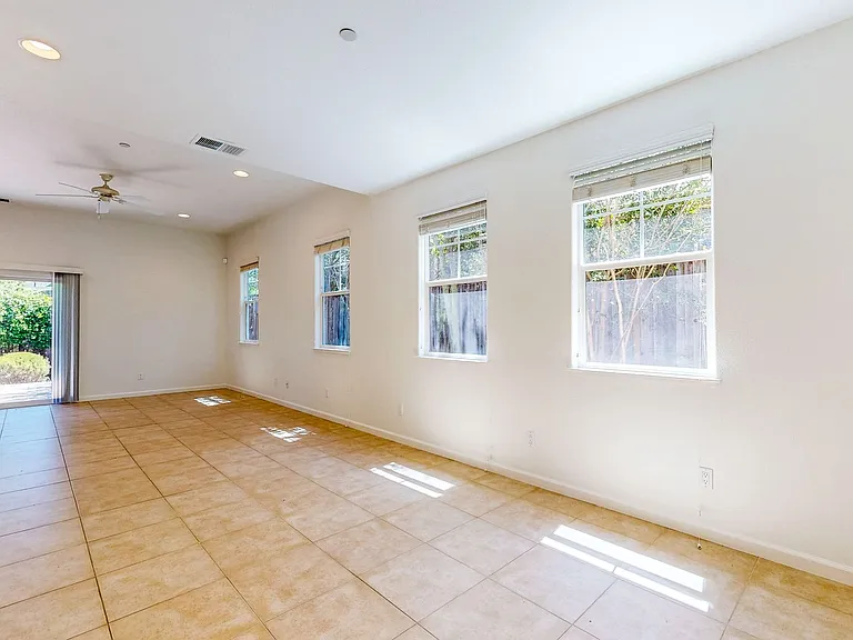 642 Acacia Ln — Photo 19