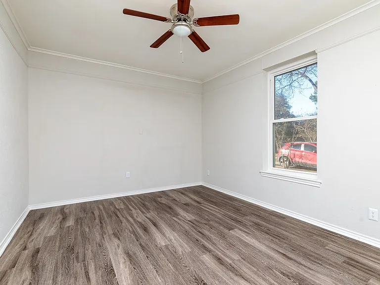 5700 Pershing Ave — Photo 27