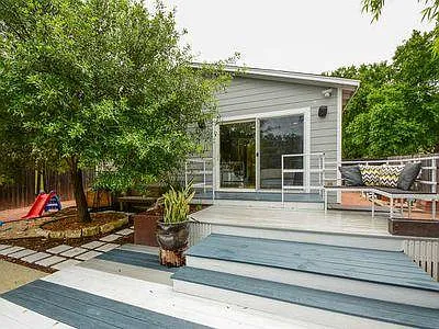 1502 Newton St — Photo 9