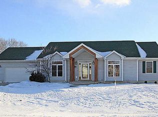 220 Coach St, Robins, IA 52328