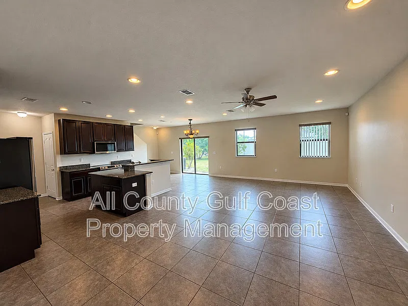 4 bed, 2.5 bath, 2140 sqft, $2,495 — Photo 2