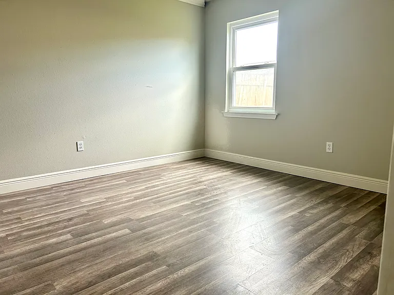 1028 Kingsway Dr W — Photo 12