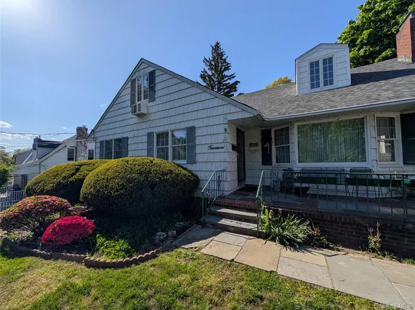 14 Waverly Street, Glen Head, NY 11545