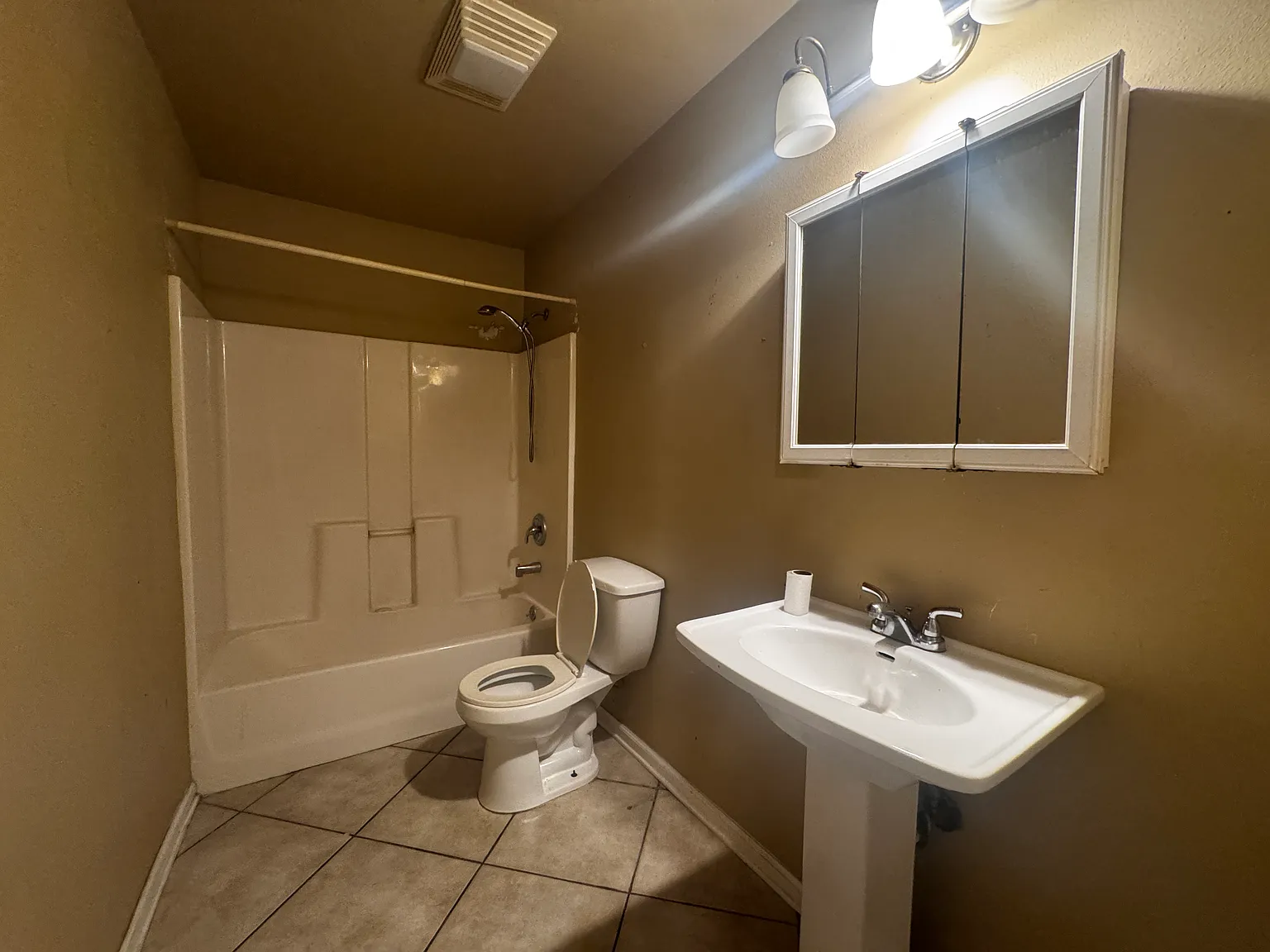 2 bed, 1000 sqft, $1,200 — Photo 2