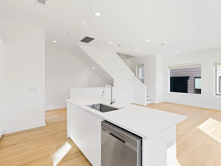 6012 Hudson St #3 — Photo 9