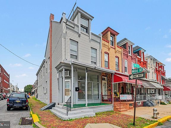 3rd image of 929 Pike St