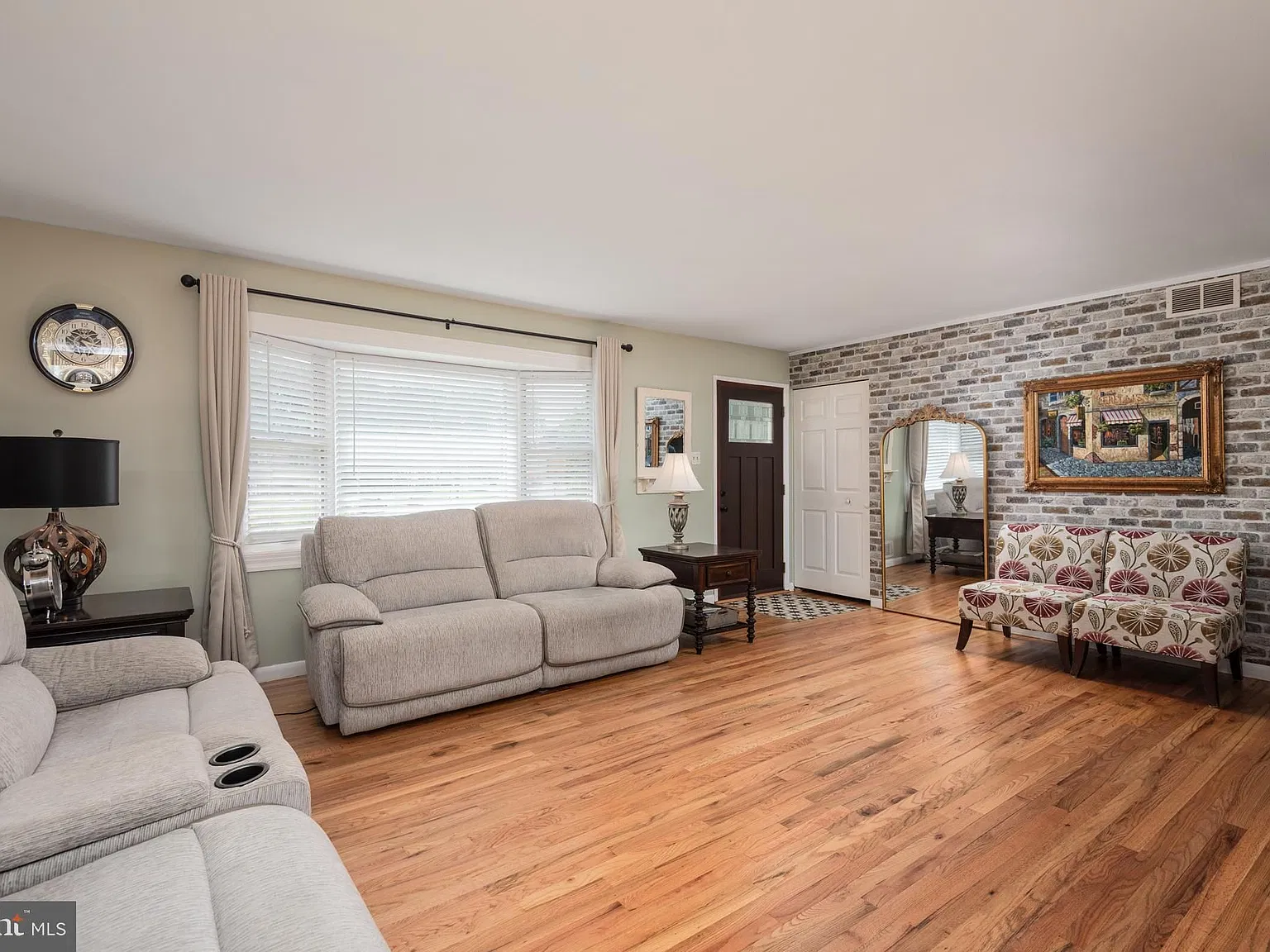 3 bed, 2.0 bath, 1674 sqft, $3,000 — Photo 2