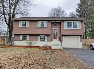 10 Oak Cir, Albany, NY 12205