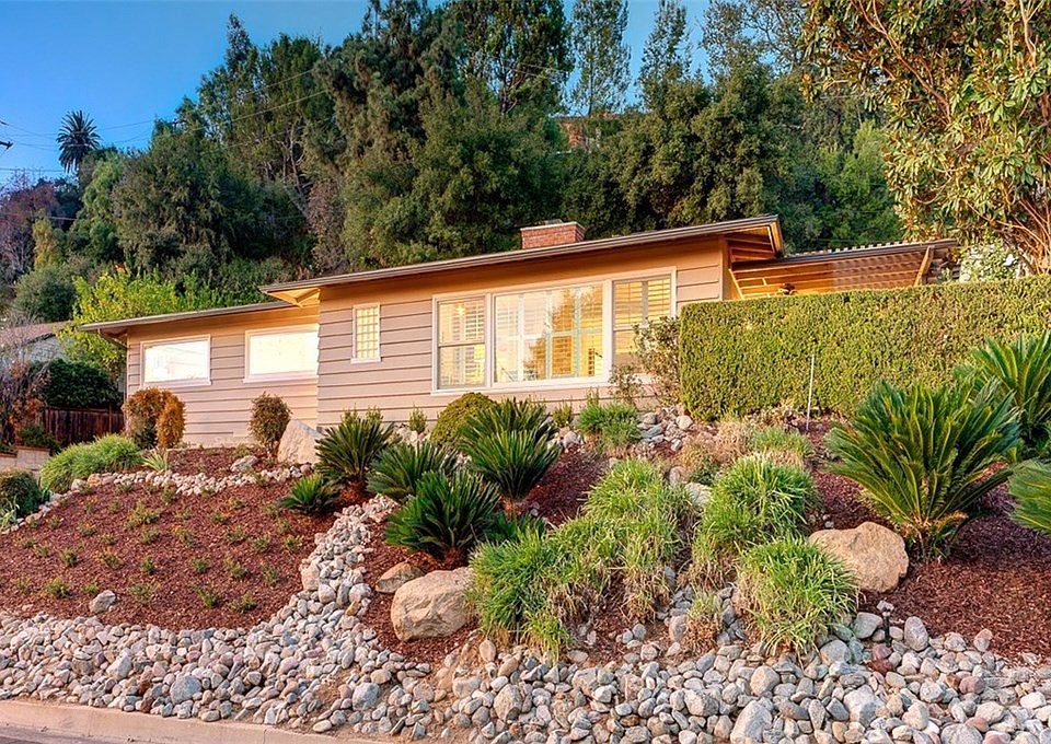 1st image of 107 W Scenic Dr