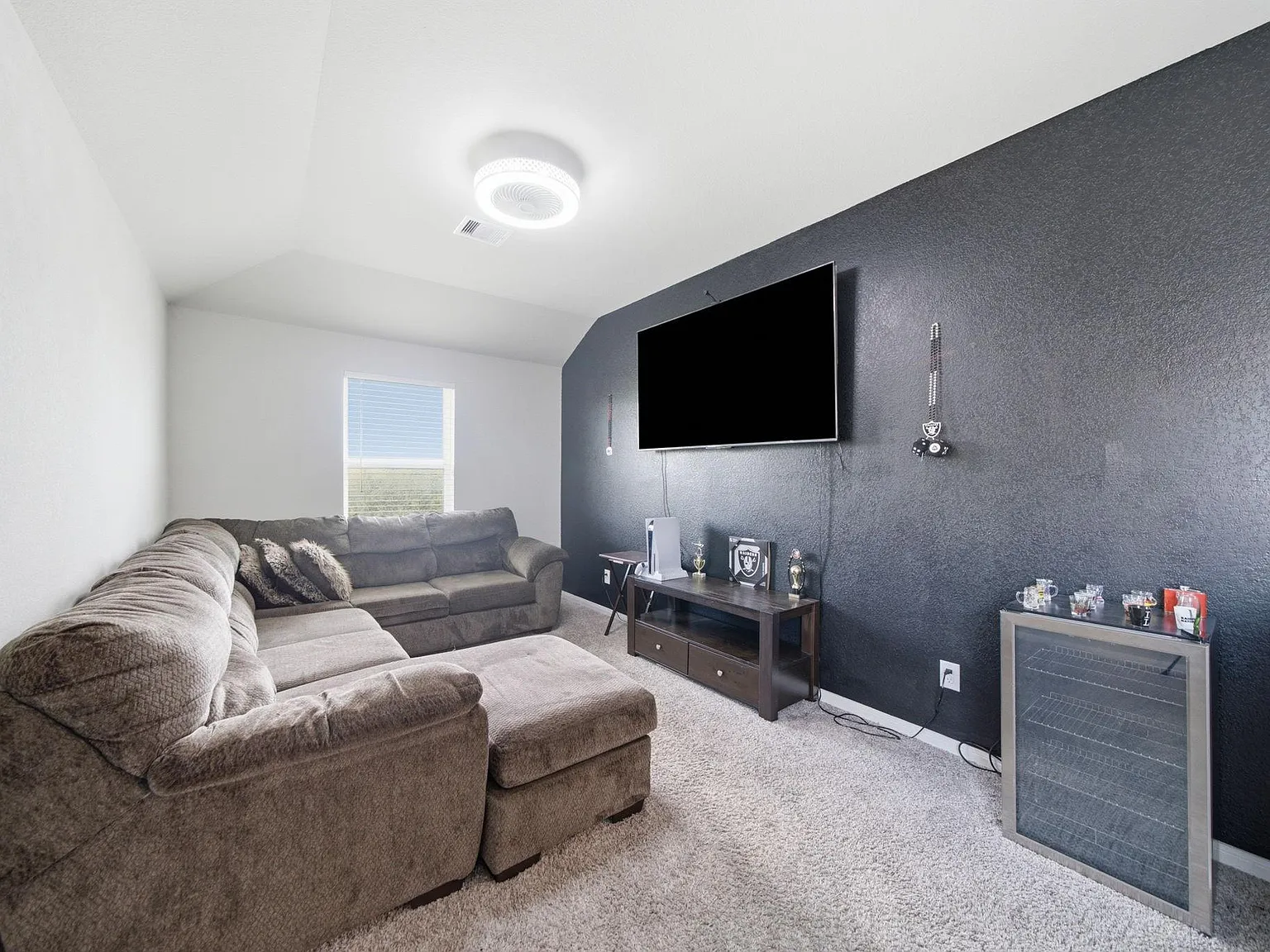 4 bed, 2.5 bath, 2364 sqft, $3,000 — Photo 3