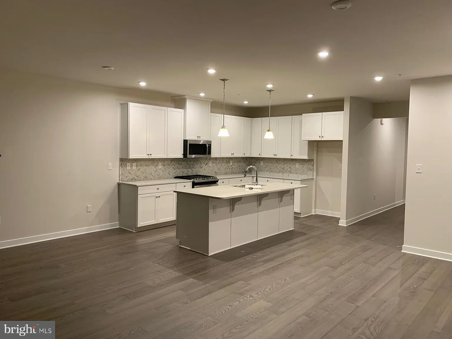 3 bed, 2.5 bath, 2463 sqft, $3,100 — Photo 3