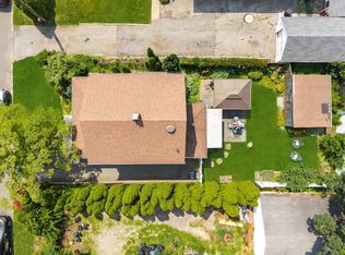 19 Russell St, Roslyn Heights, NY 11577