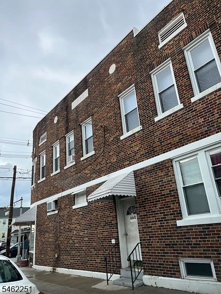 1st image of 660 Summer St