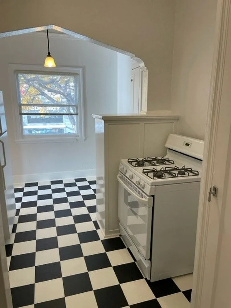 Spacious-Sunny One Bedroom unit in this beautiful 1920's Marina style building under new management — Photo 1