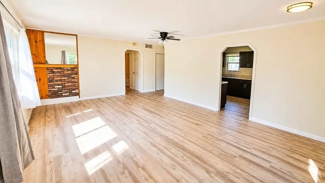 3 bed, 1.5 bath, 1350 sqft, $2,400 — Photo 4