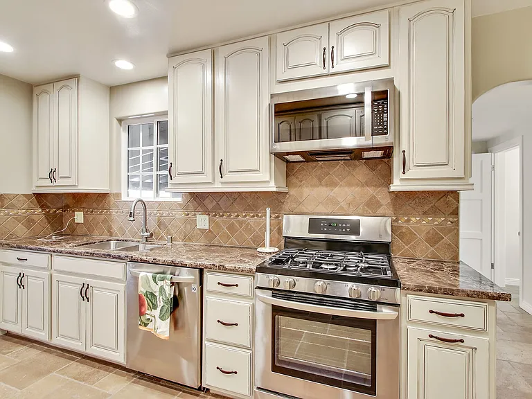 5923 Jumilla Ave — Photo 22