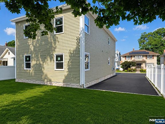 5th image of 84 Beech St
