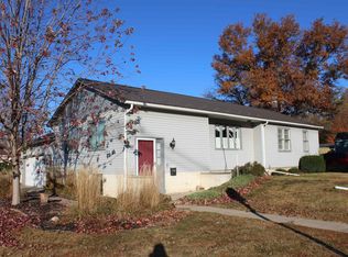 805 4th St NW, Waverly, IA 50677