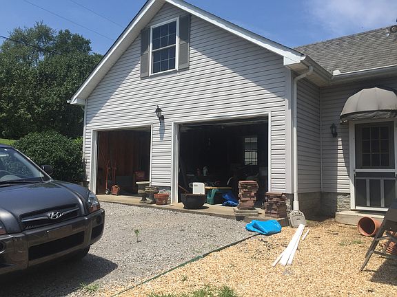 25' x 25' includes workbench