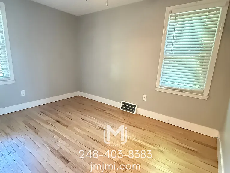 1505 E 4th St — Photo 7