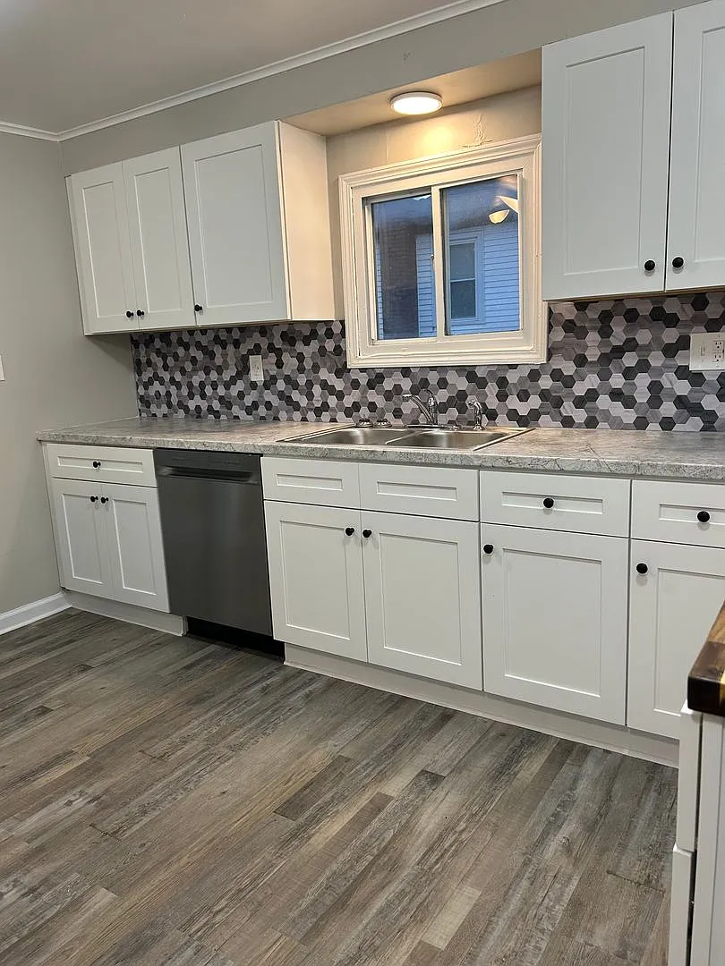 Large 4 bedroom+ . Oswego home, Breitbeck Park Area!! — Photo 3