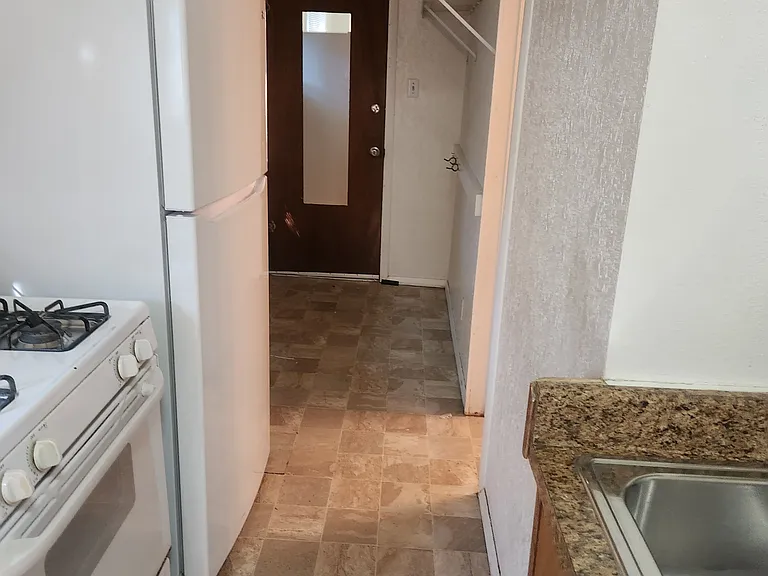 915 Bennett Ave #B — Photo 3