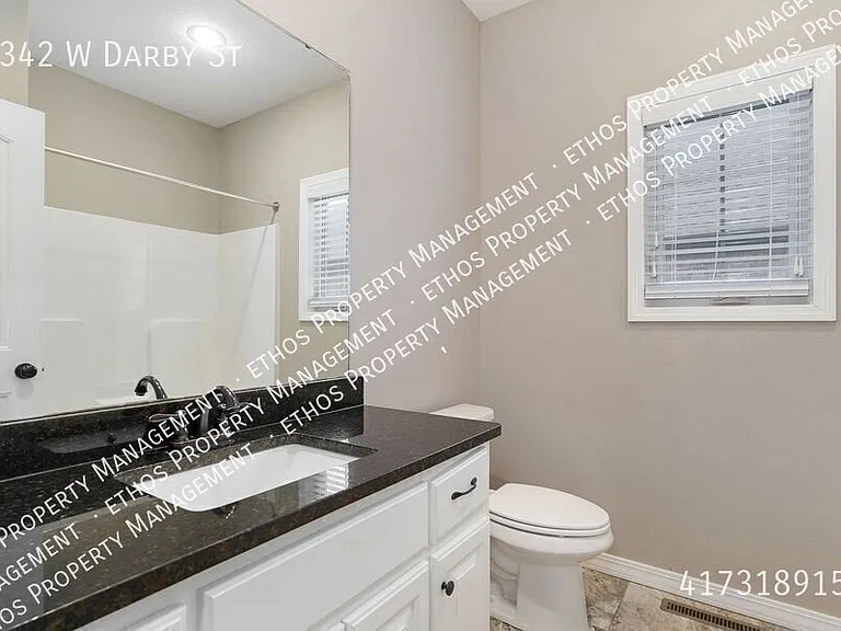 2342 W Darby St — Photo 32