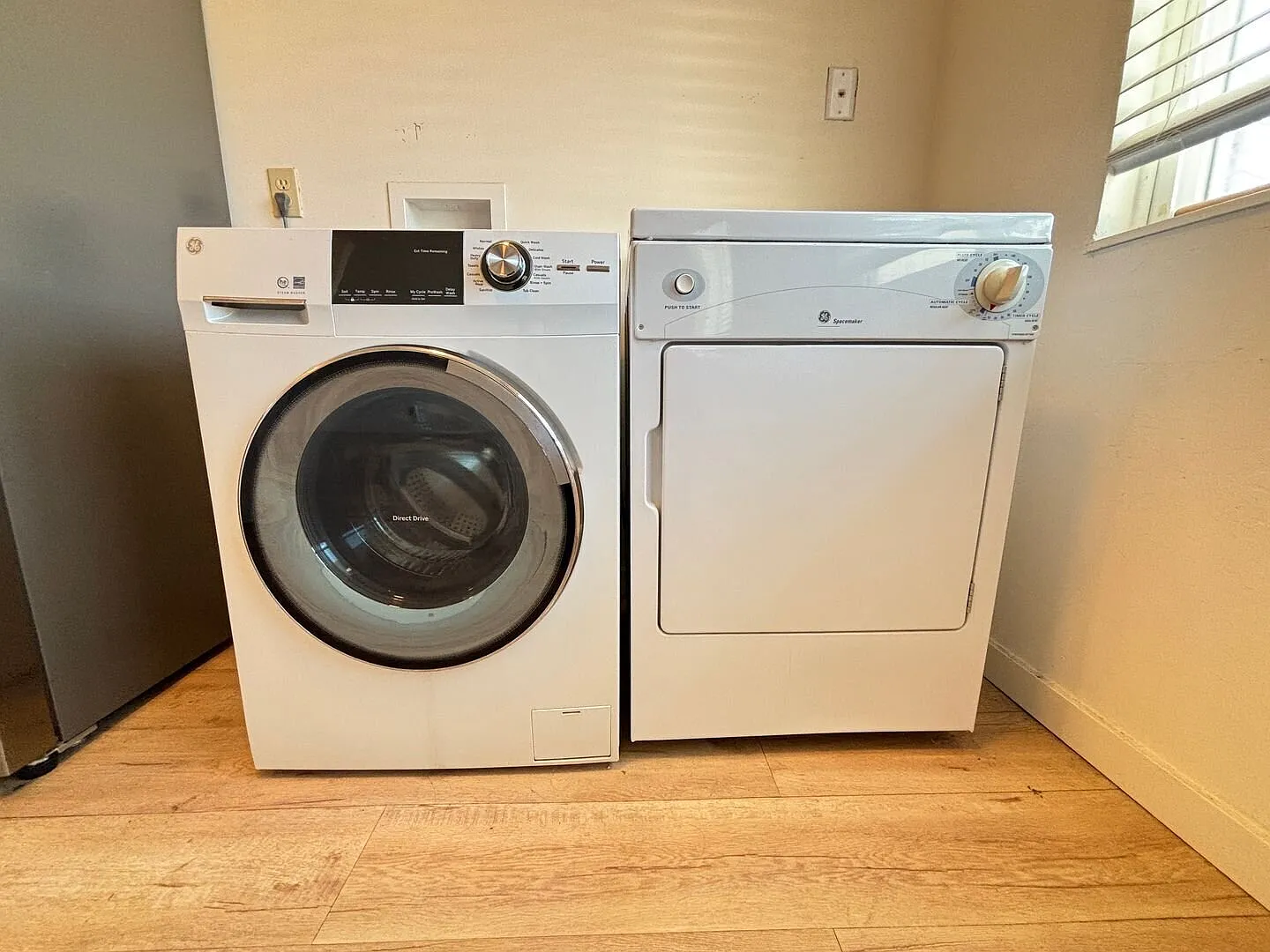 Spacious two bedroom near Webster. Laundry in unit and parking included! — Photo 4