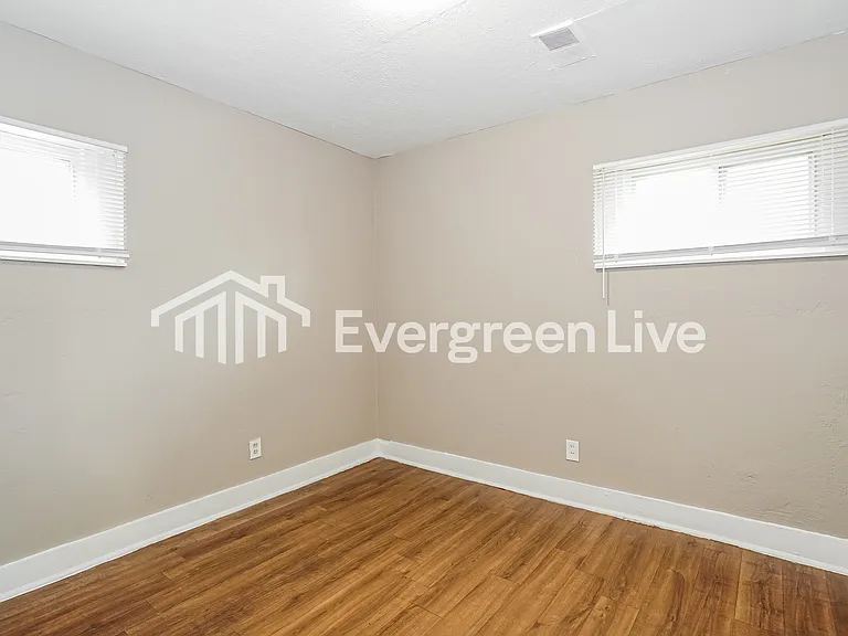 2412 Century Dr — Photo 12