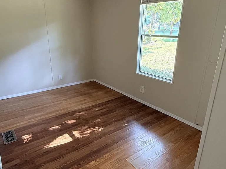 284 Speedway Dr — Photo 3