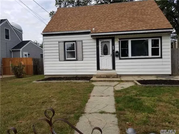 525 Scudder Ave, Copiague, NY 11726
