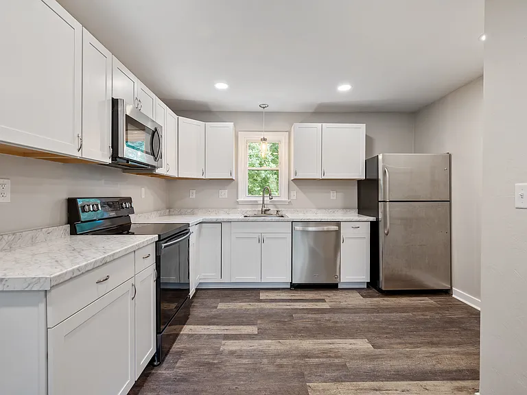 3302 S Park Rd — Photo 2