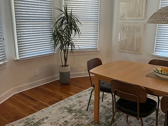 lovely sitting area/dining room